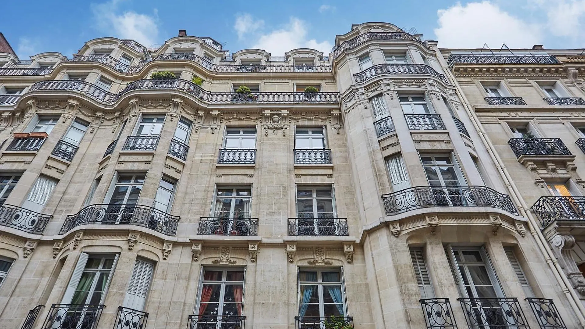 Residence Trocadero By Studio Prestige contacts
